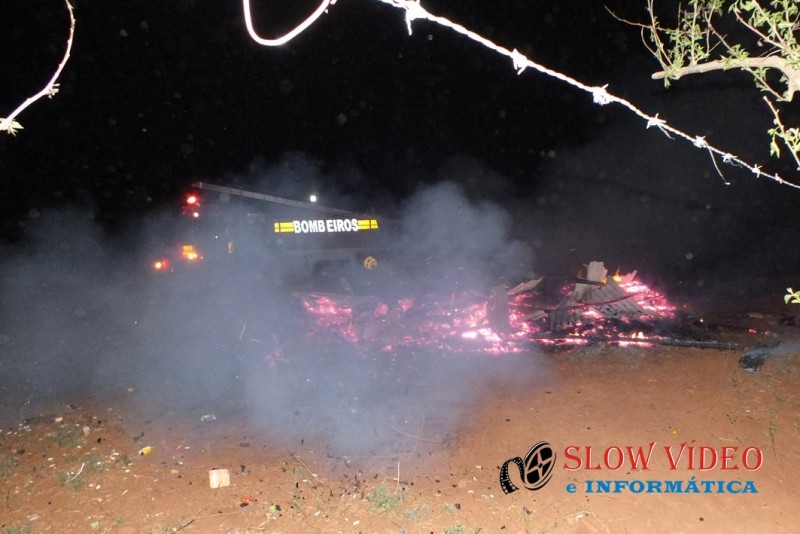 Casa foi consumida pelo fogo ateado por acusado. Foto www.campoere_1.com