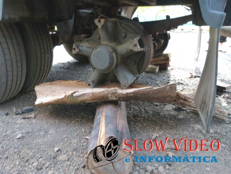 Caminhão ficou sobre sepos. Foto: Policia Civil