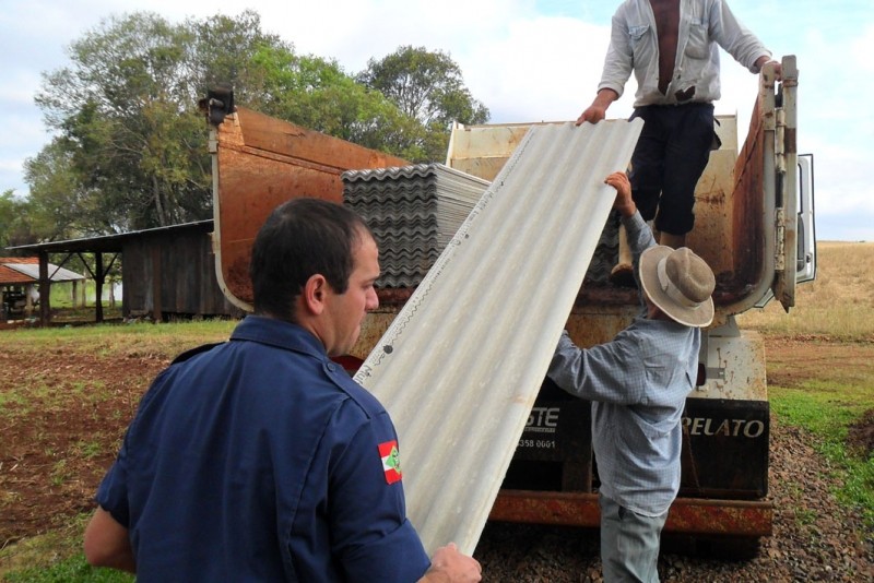 Telhas foram entregues aos atingidos. Foto divulgação