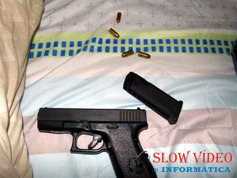 Arma foi encontrada no apartamento do acusado. Foto: PC