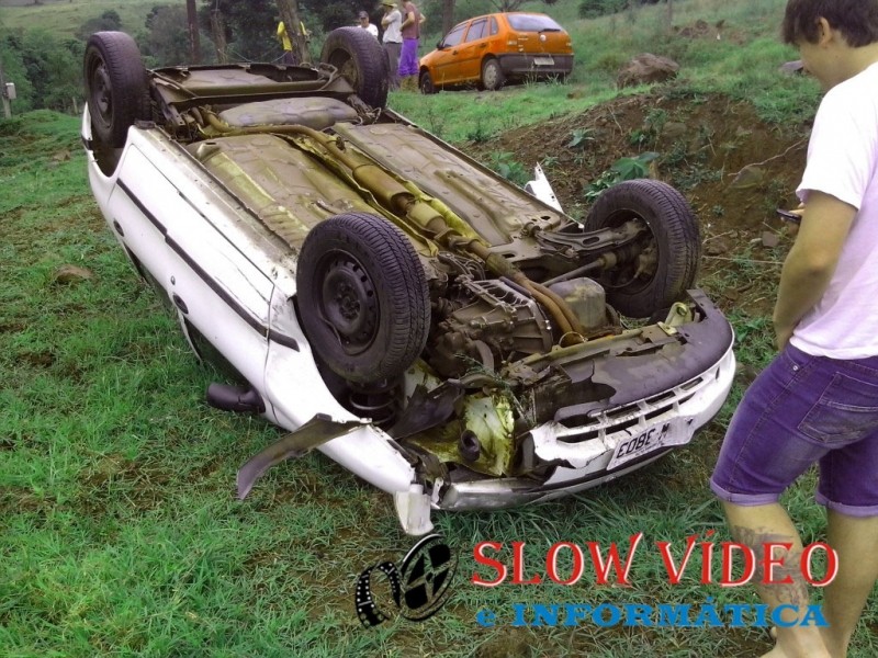 Veiculo saiu da pista após choque. Foto: www.campoere_1.com