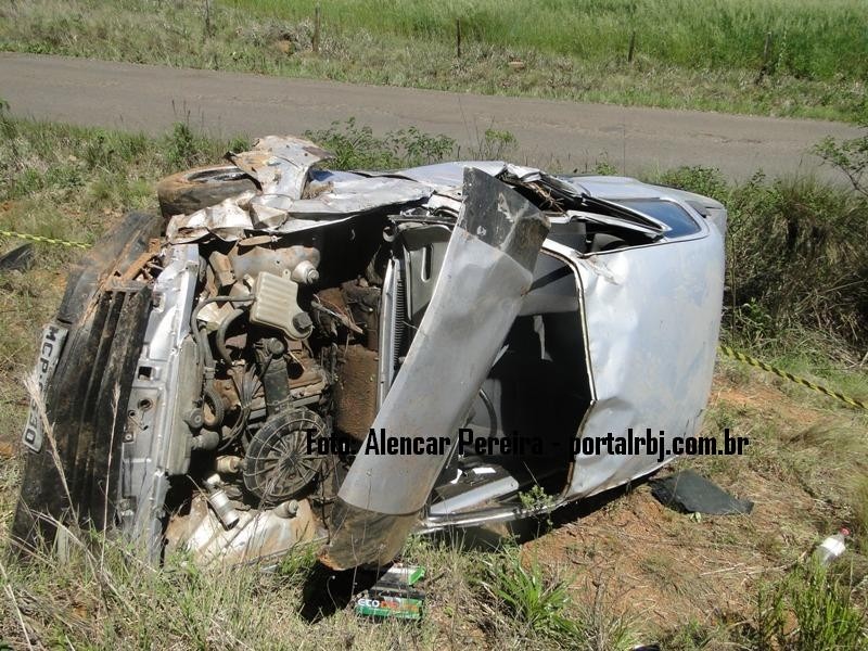 Veiculo capotou e uma morte foi registrada. Foto: www.portalrbj.com.br