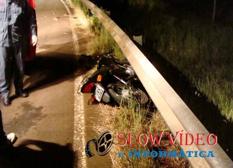 Moto colidiu na proteção. Foto: www.campoere_1.com