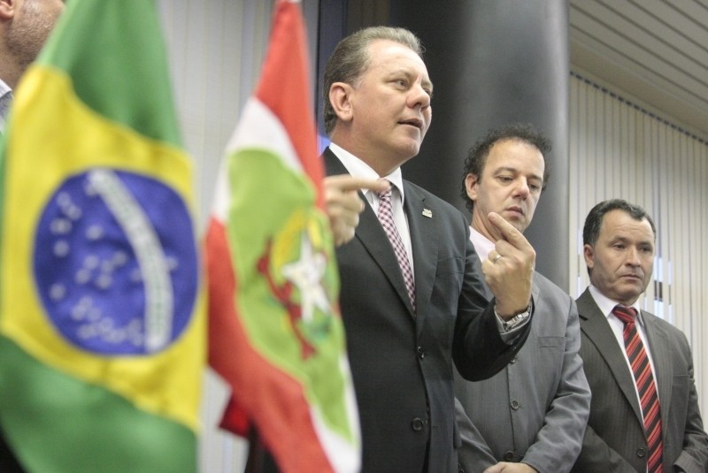 O Governador em Exercício, Joares Ponticelli, sanciona lei. Fábio Queiroz/Agência AL