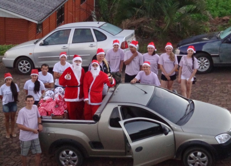 Equipe distribui presente. foto divulgação