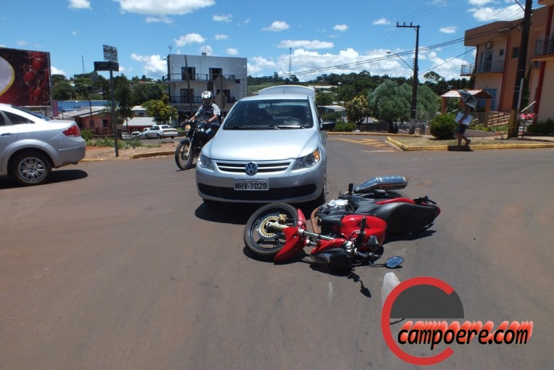 Veiculo e moto colidiram na rotatória. Foto: www.campoere_1.com