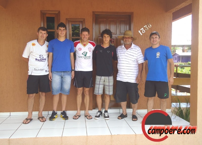Atletas, pais e professores no encontro. Foto: divulgação