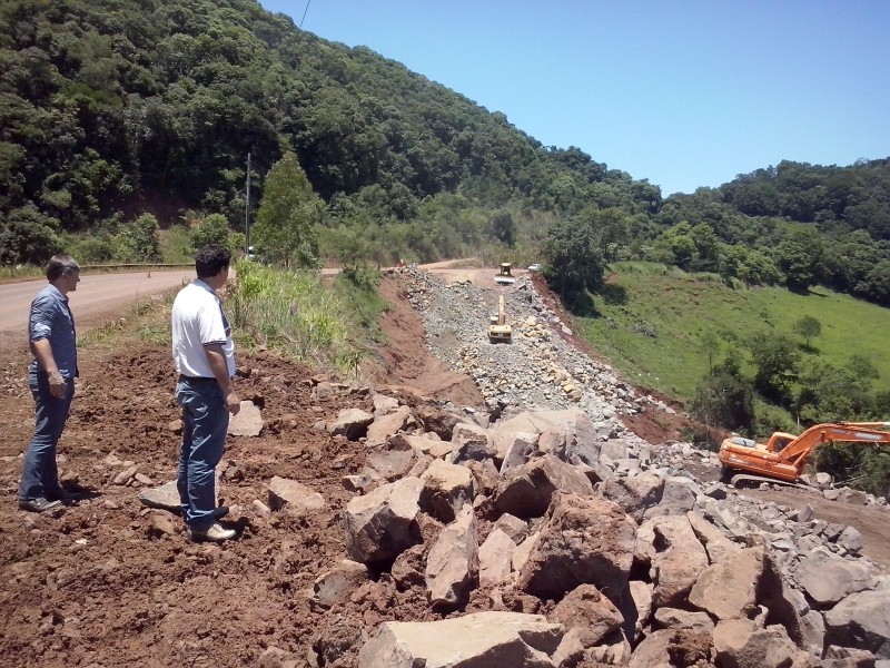 Maquinas dão o ritmo da revitalização da SC 157. Foto: Divulgação SDR
