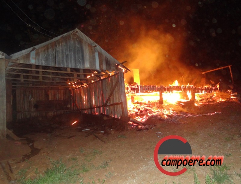 Casa foi consumida pelas chamas. foto: Jacson Hass - Saltinho 