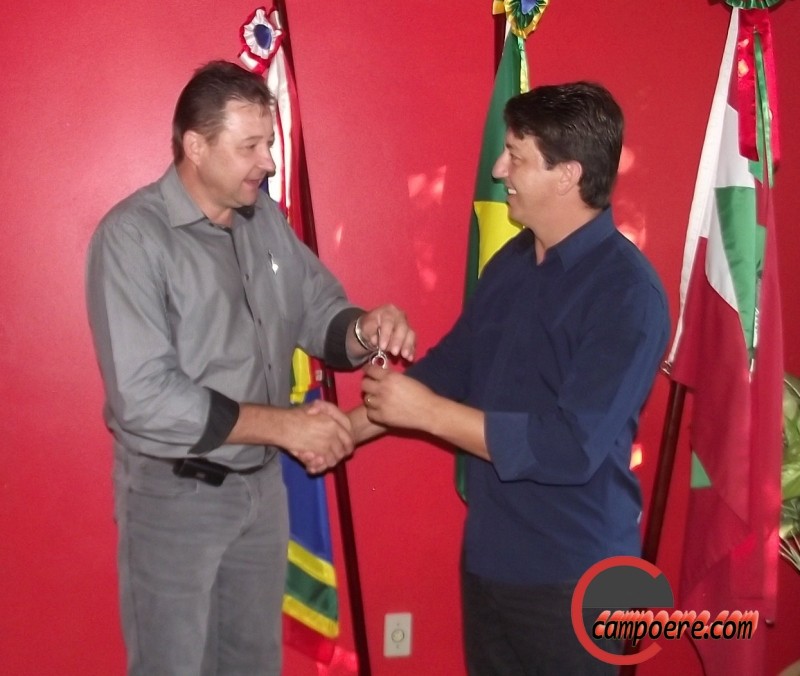 Ivo transfere o cargo para Galupo. Foto: divulgação