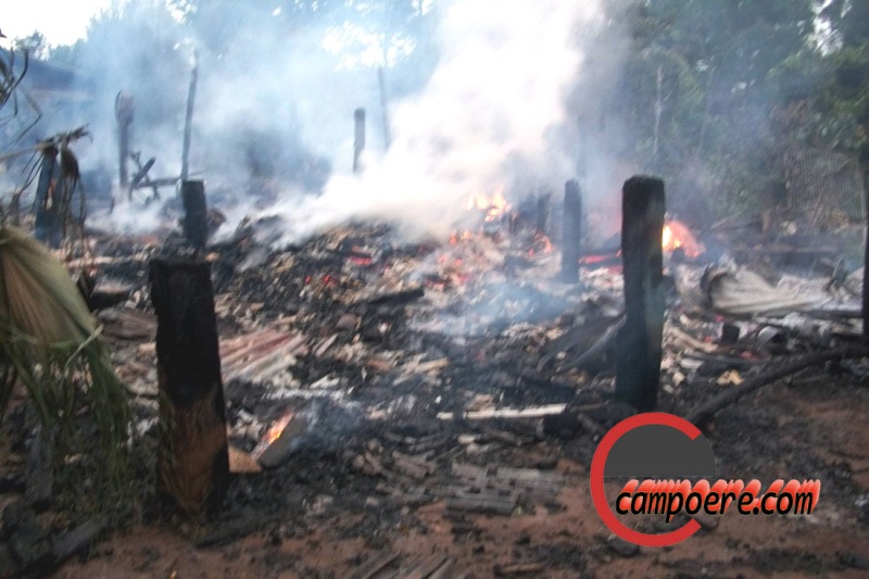 Fogo destruiu toda a benfeitoria. Foto: Facebook Taty Pioner
