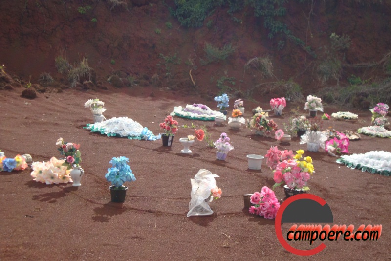 Vasos, coroas e cruzes foram remexidas. Foto: www.campoere_1.com