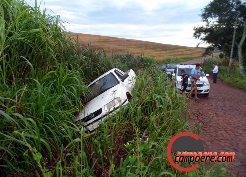 Veiculo saiu da pista e foi abnadonado pelo ladrão. Foto PC Galvão/www.campoere_1.com