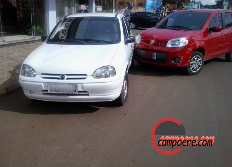 Dois veiculos ficaram com avarias. Foto: www.campoere_1.com