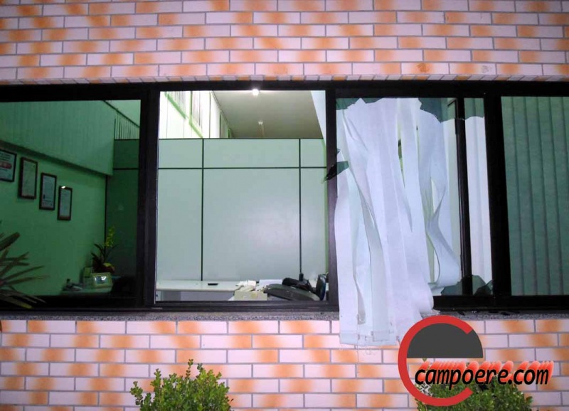 Ladrões roubram o cofre pela janela. Foto: www.campoere_1.com