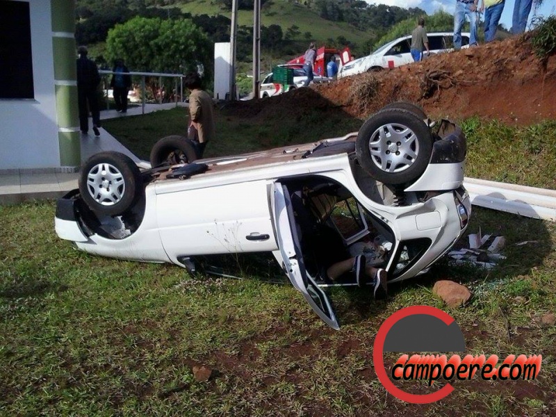 Veiculo desgovernado caiu no barranco. Foto: www.campoere_1.com