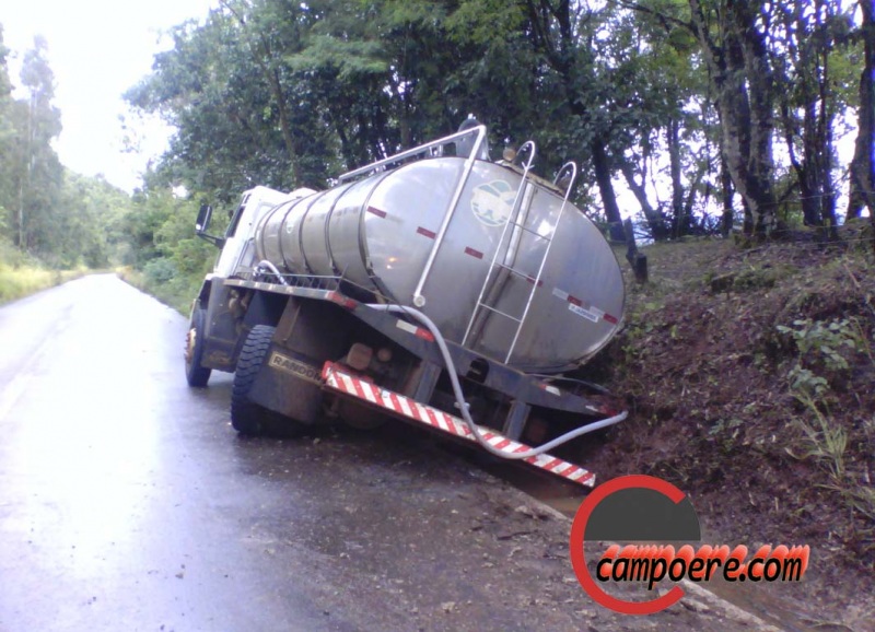 Caminhão bateu no barranco. Foto: www.campoere_1.com