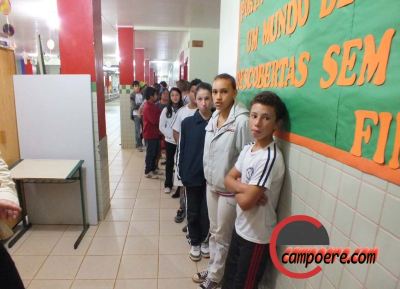 Alunos formaram fila para votar. foto: www.campeore.com