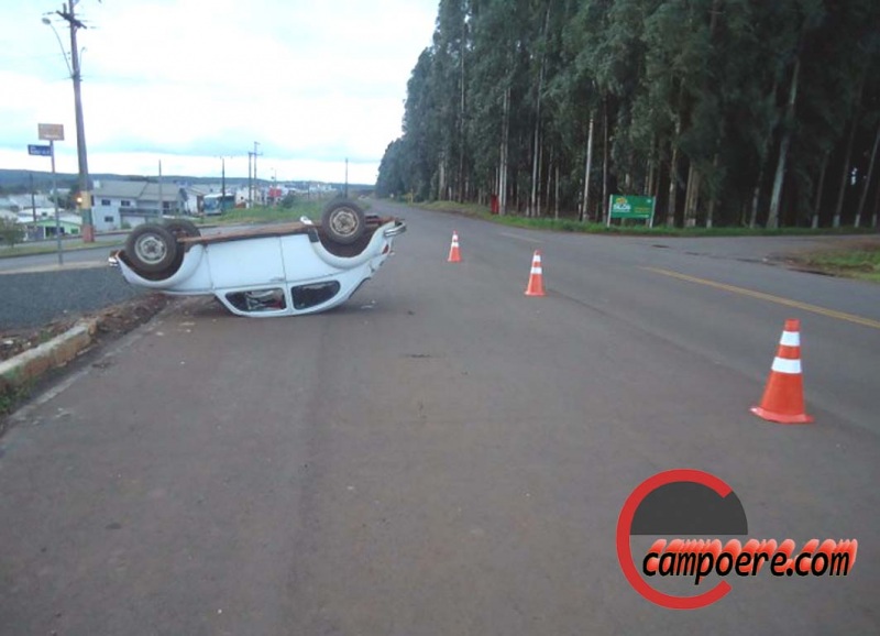 Veiculo ficou sobre a via de rodas pra cima. Foto: www.campeore.com