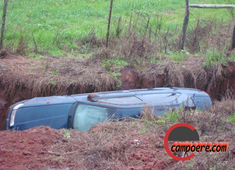 Veículo rodou e caiu na sarjeta. Foto: www.campoere_1.com