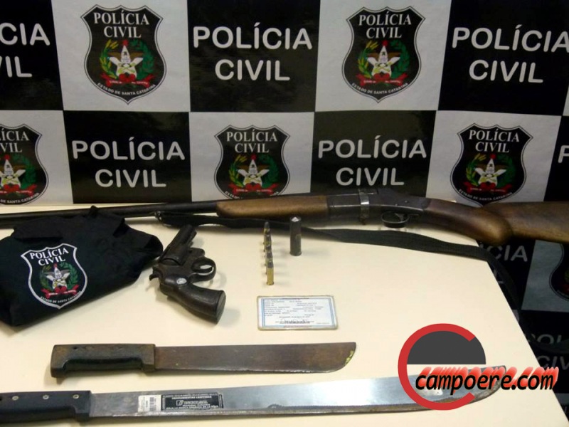 Armas apreendidas que foram supostamente usadas nos crimes. Foto: www.campoere_1.com