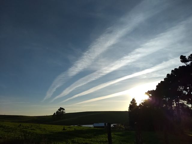 Traços de aviões cruzando o céu de Campo Erê