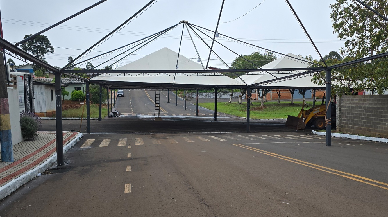 Inicia montagem da estrutura para a Expo Campo Erê 2025
