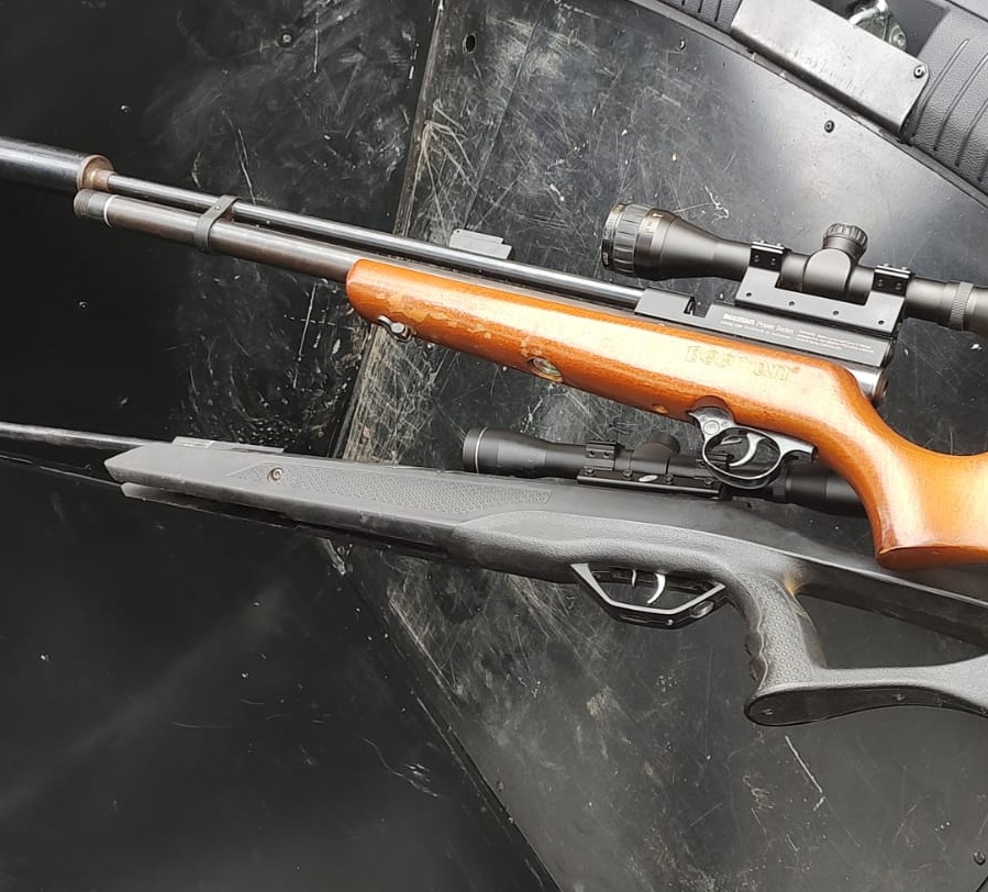 Em Tigrinhos, dois homens são presos com armas e acessórios de uso restrito