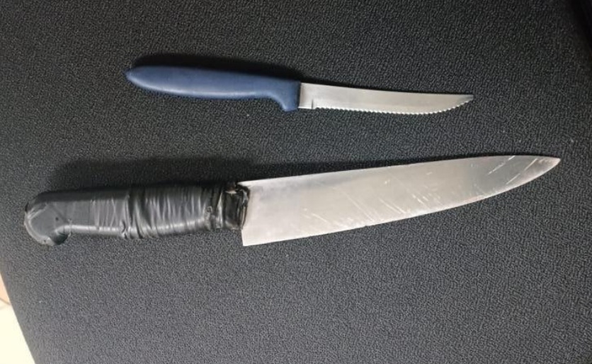 Armada com duas facas, mulher corre atrás de outra e desacata policiais em Quilombo