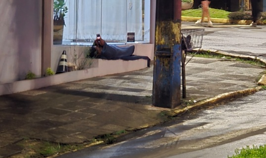 Homem que dormia em escada no centro de Campo Erê é andarilho e percorre o Brasil a pé