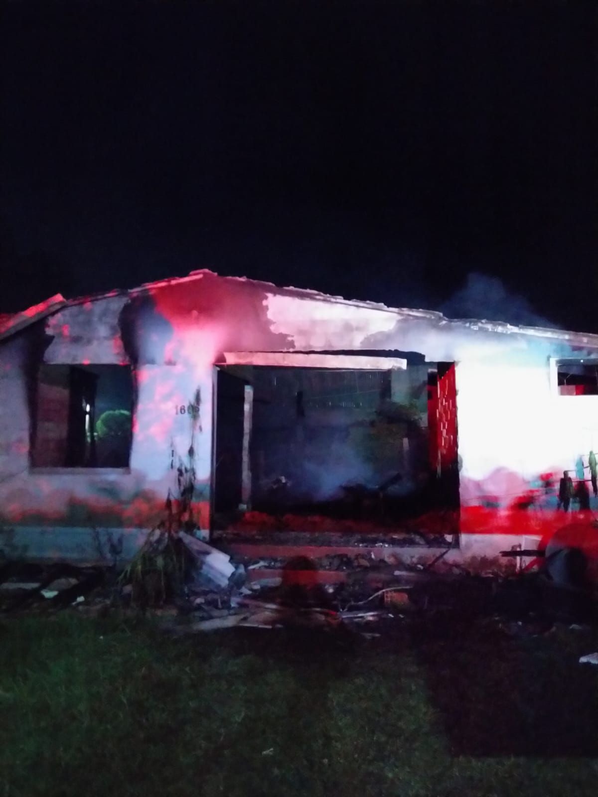Casa é consumida por incêndio em União do Oeste