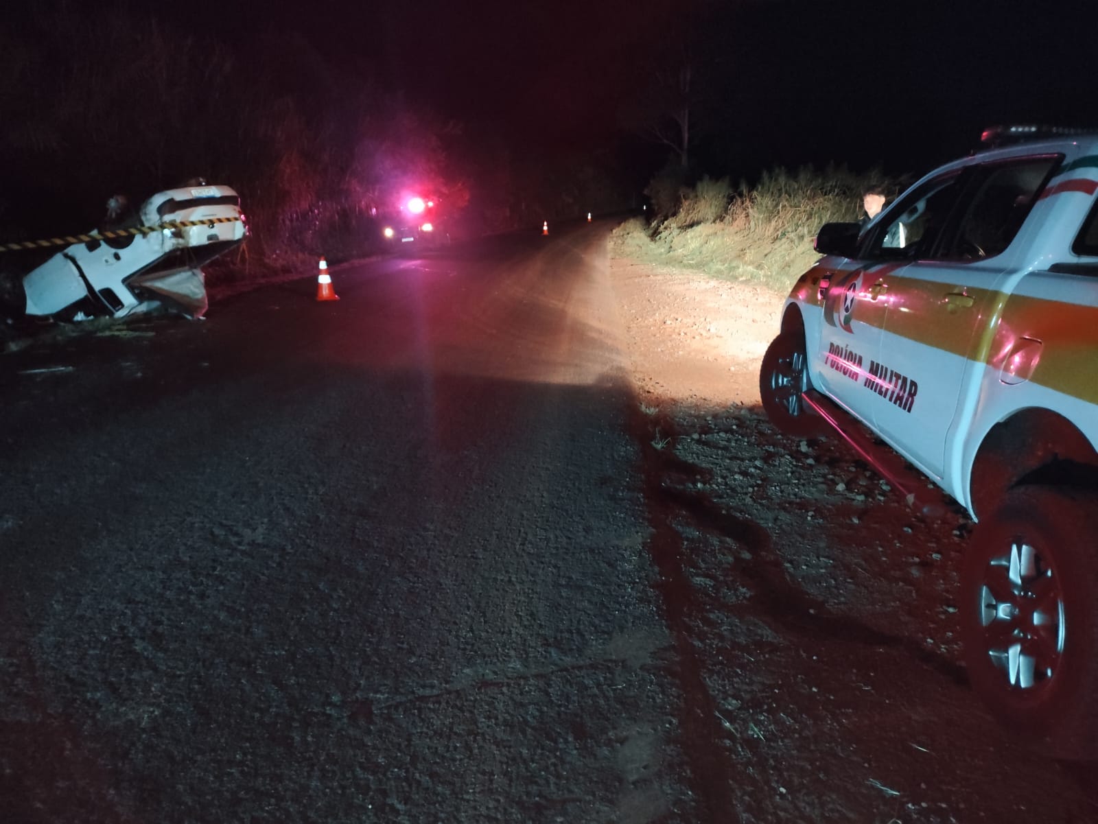 Após colisão lateral, picape sai da pista, bate em barranco e condutor morre