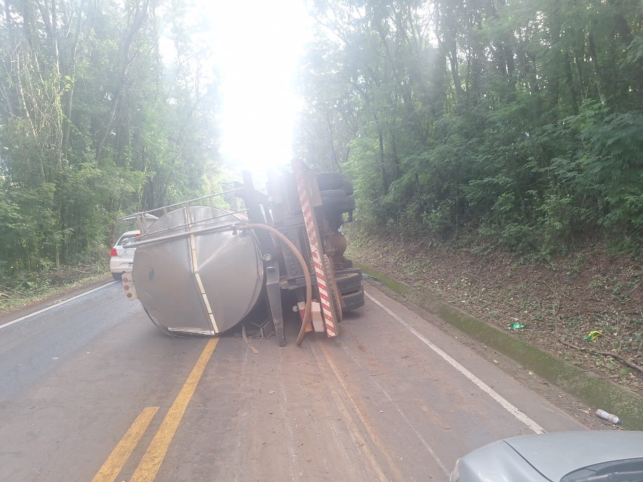 Caminhão-tanque tomba na SC-305 em Guaraciaba
