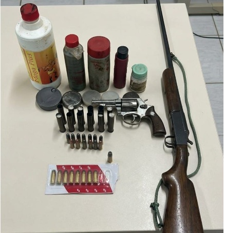 Idoso de 84 anos é preso suspeito de ameaçar esposa e por posse irregular de armas de fogo