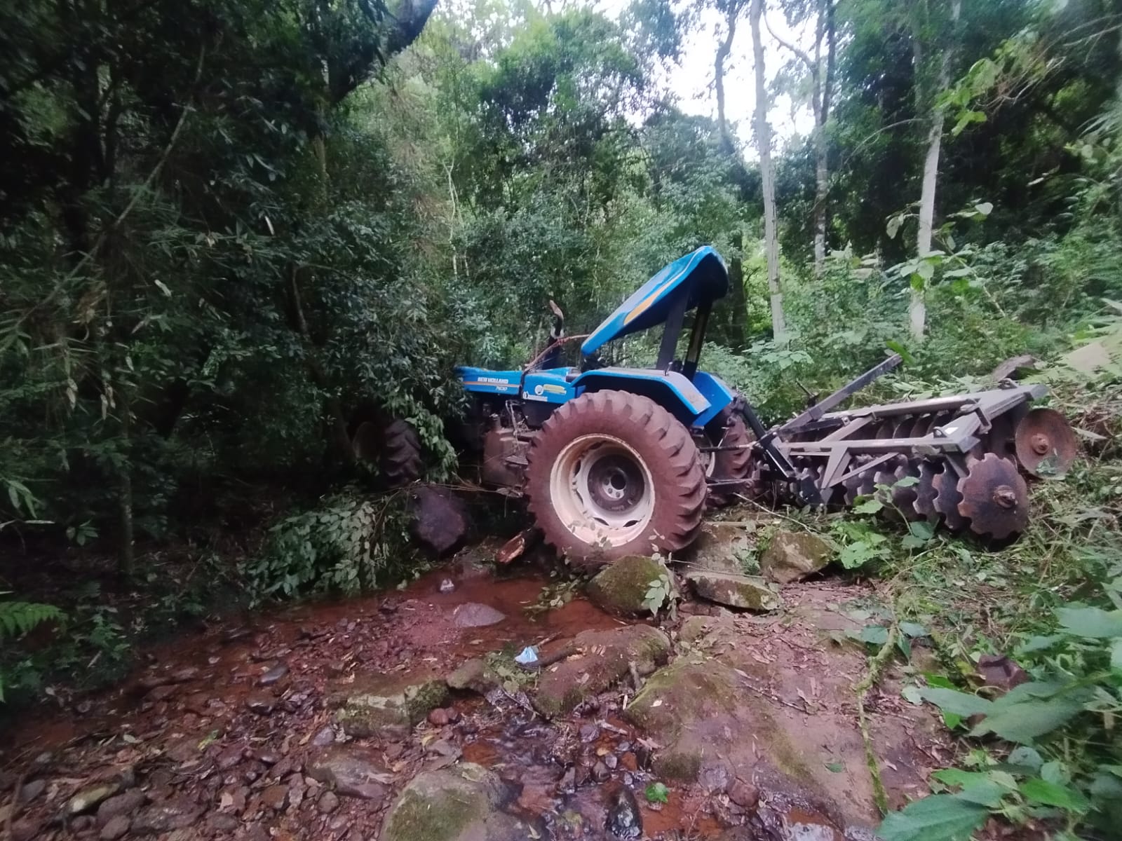 Trator desgovernado desce ribanceira e mulher fica ferida no interior de São João do Oeste