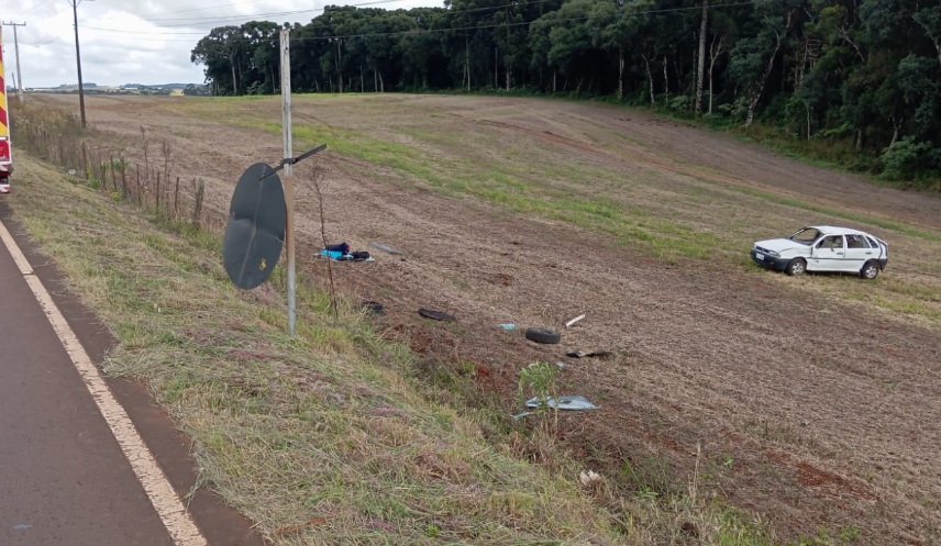 Veículo com 4 ocupantes sai da pista e capota na SC-305 em Campo Erê