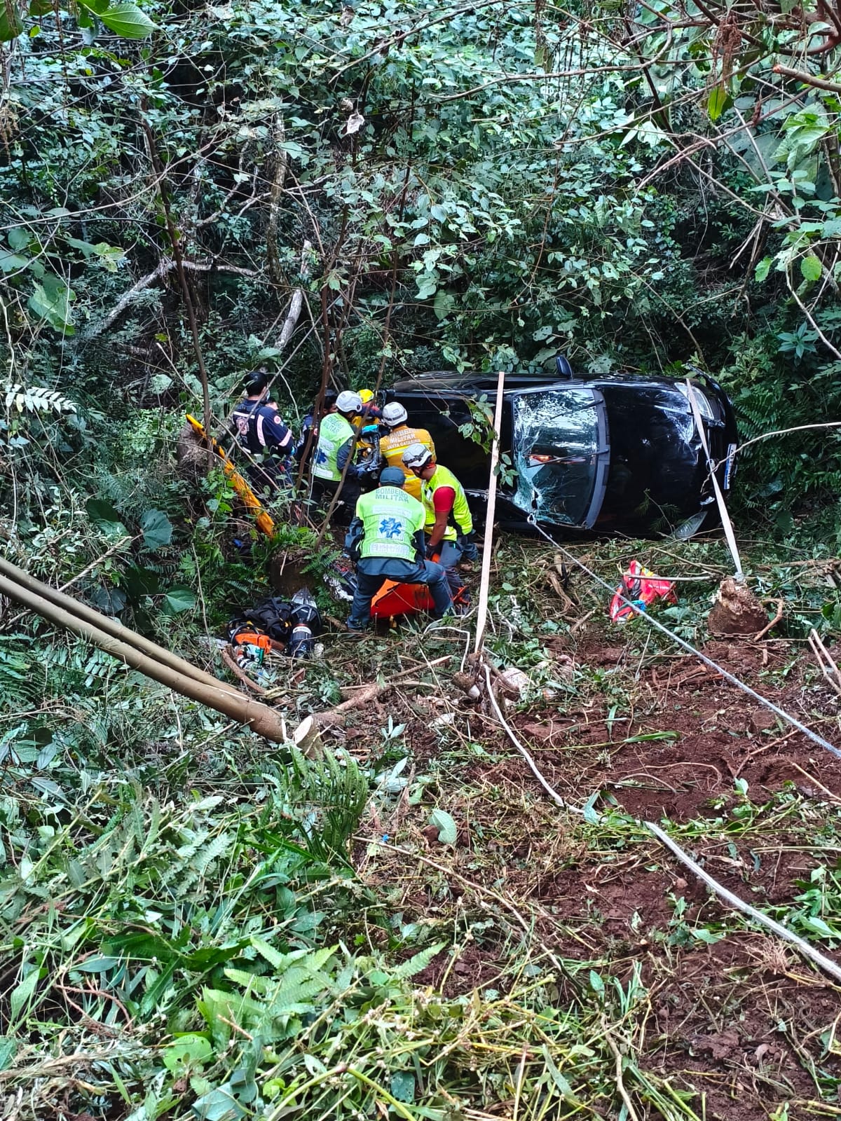 Cinco feridos em saída de pista e queda em ribanceira de veiculo no interior de Novo Horizonte.