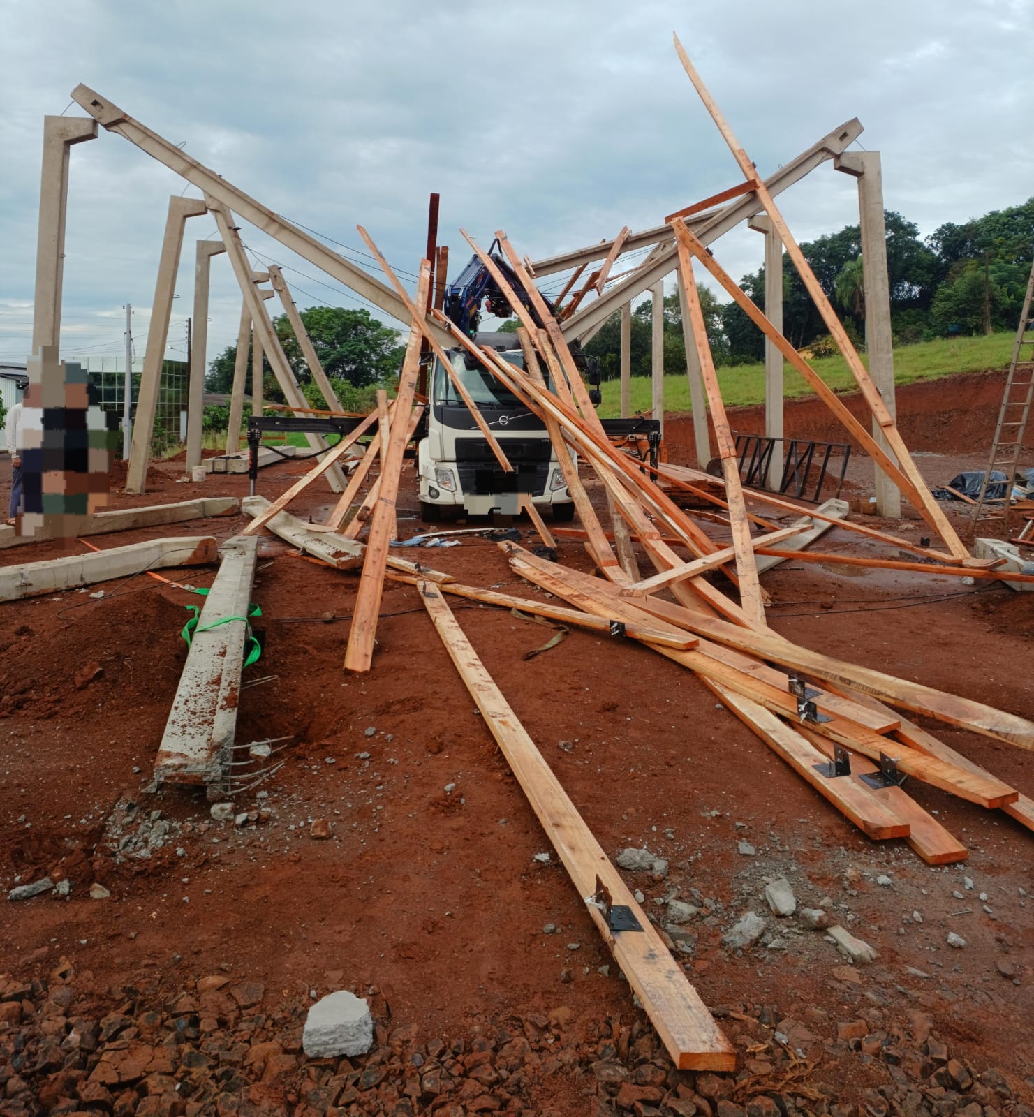 Estrutura de barracão em construção cede e deixa trabalhadores feridos em Itapiranga