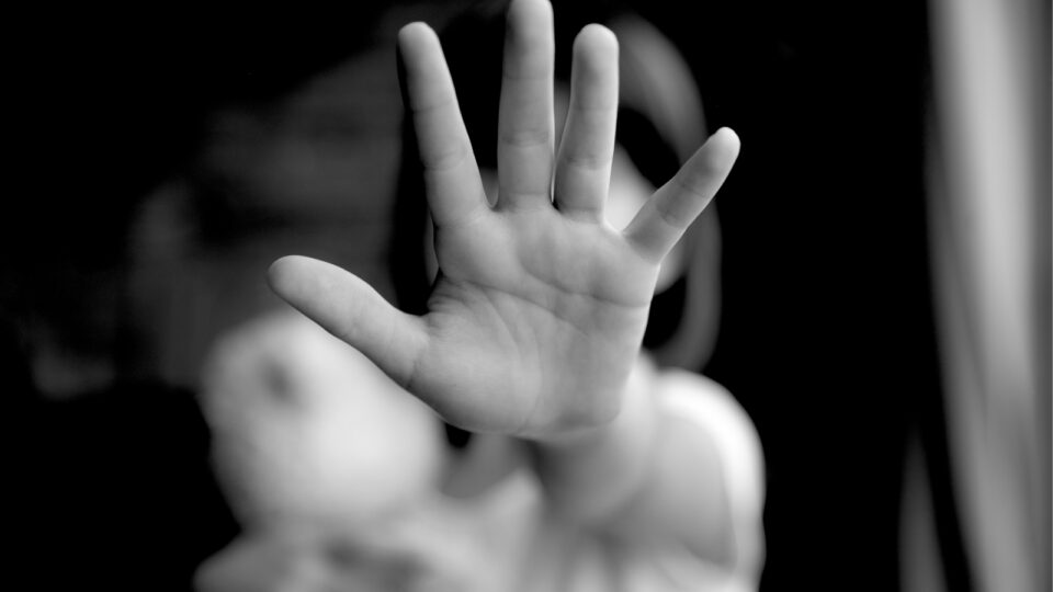 No Meio-Oeste, pai é condenado a mais de 73 anos de prisão por abusar sexualmente dos filhos e mãe recebe pena de mais de 37 anos por omissão