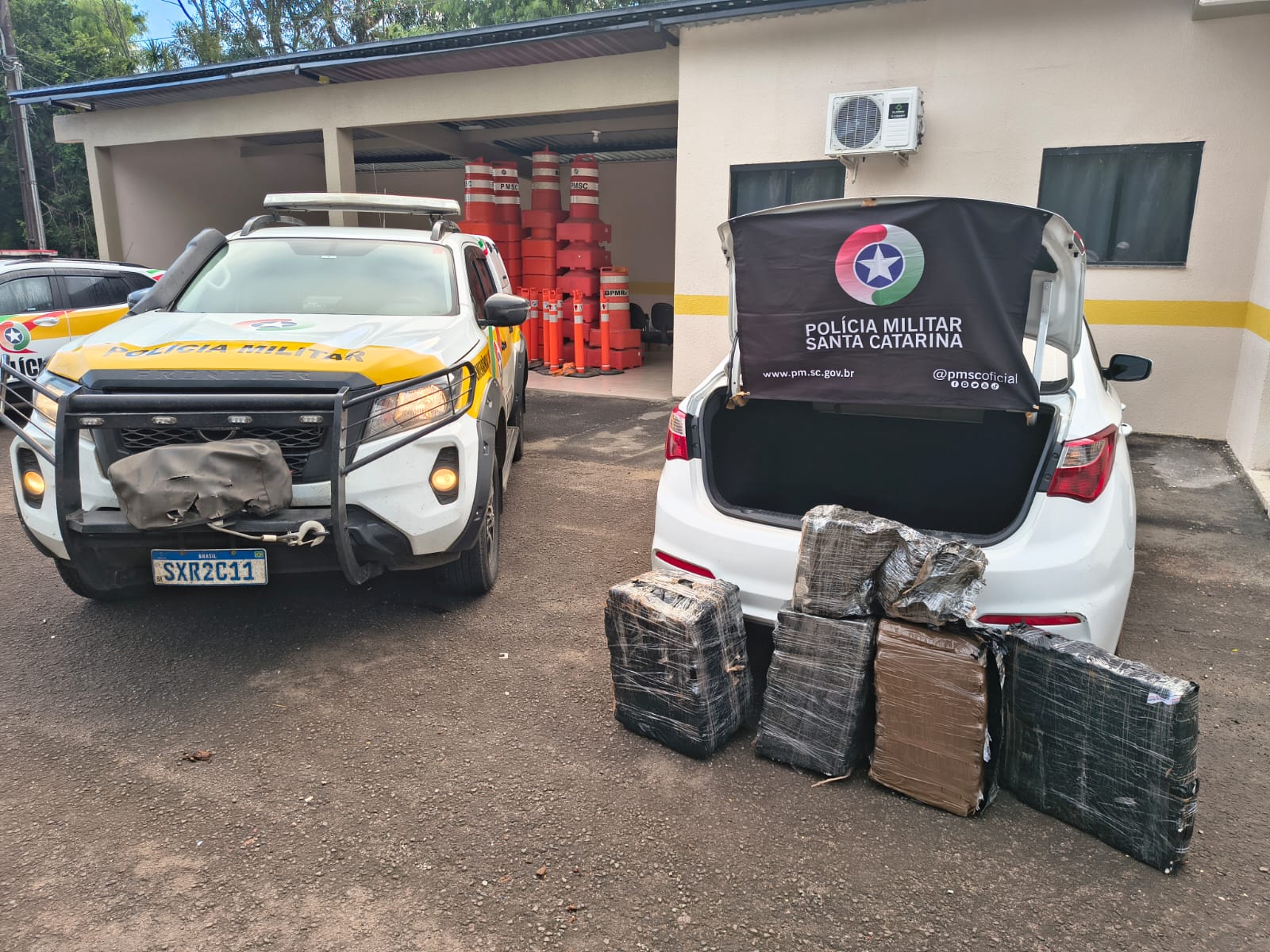 Perseguição policial resulta na apreensão de quase 100 quilos de maconha em Campo Erê