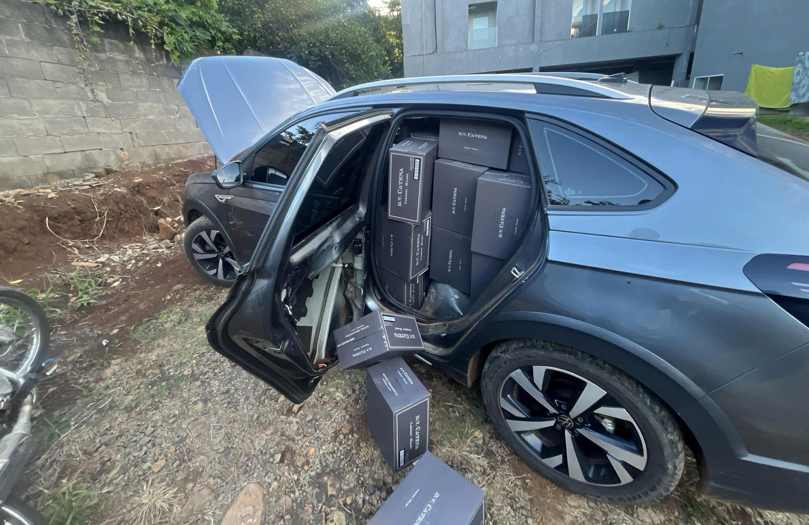 PF apreende 600 caixas de vinho estrangeiro e prende dois homens em flagrante no PR