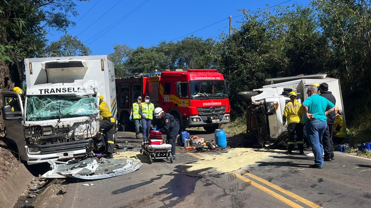 Choque frontal entre dois caminhões em Xavantina mobiliza equipes de resgate