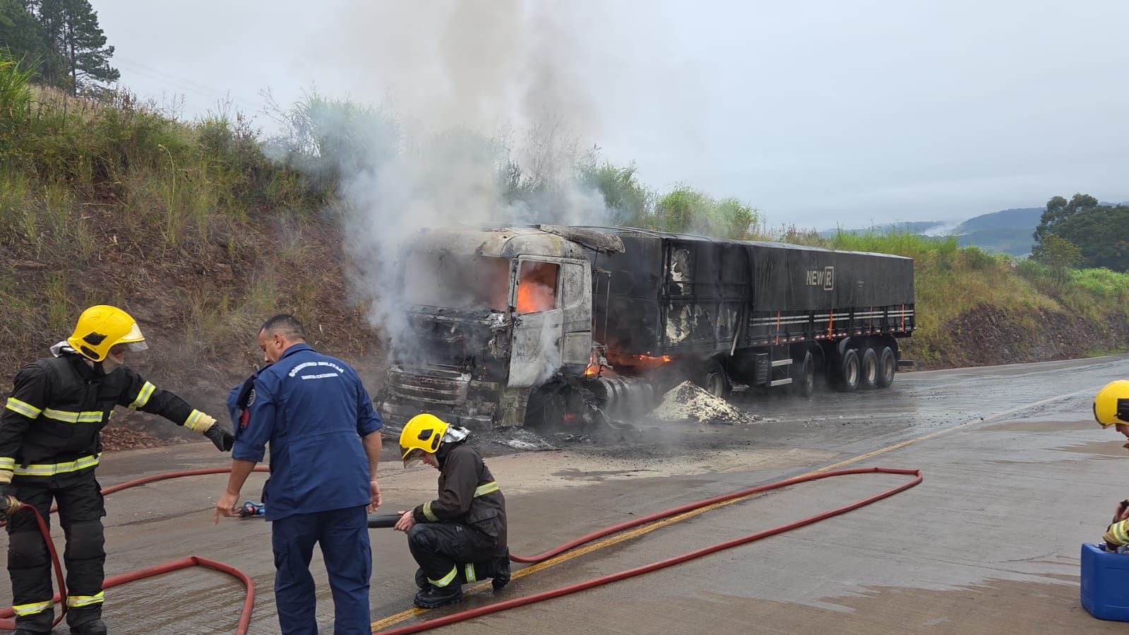 Carreta é destruída pelo fogo na SC 305 em São Lourenço do Oeste