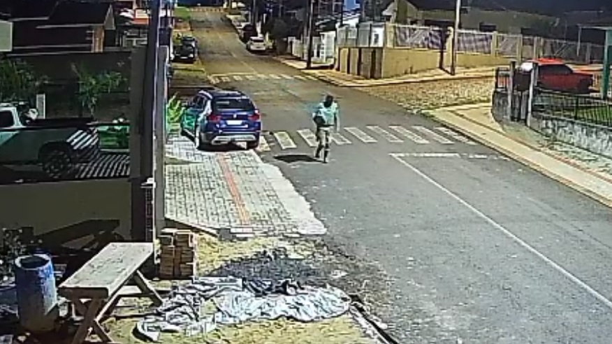 Monitoramento flagra suspeito mancando durante furtos em bairro de Campo Erê