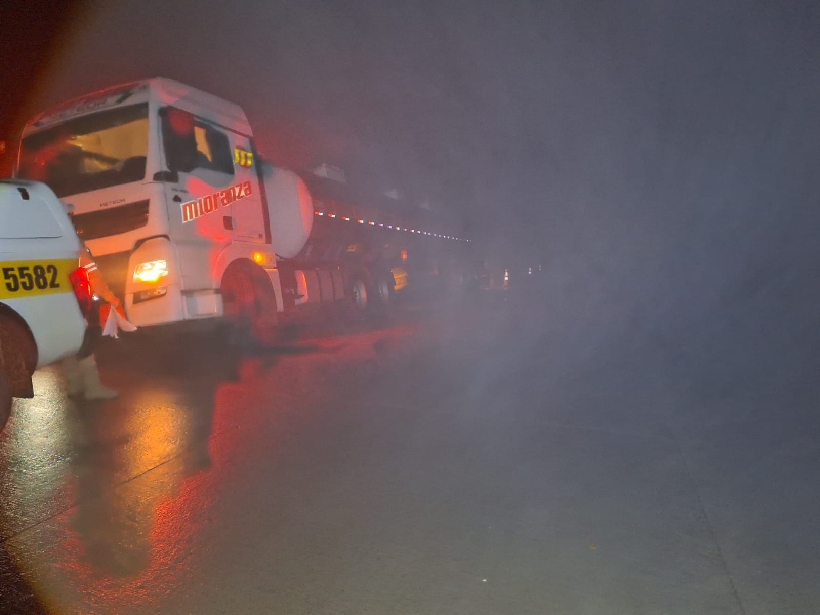 SC-305 tem interdição parcial após saída de pista de carreta em São Lourenço do Oeste