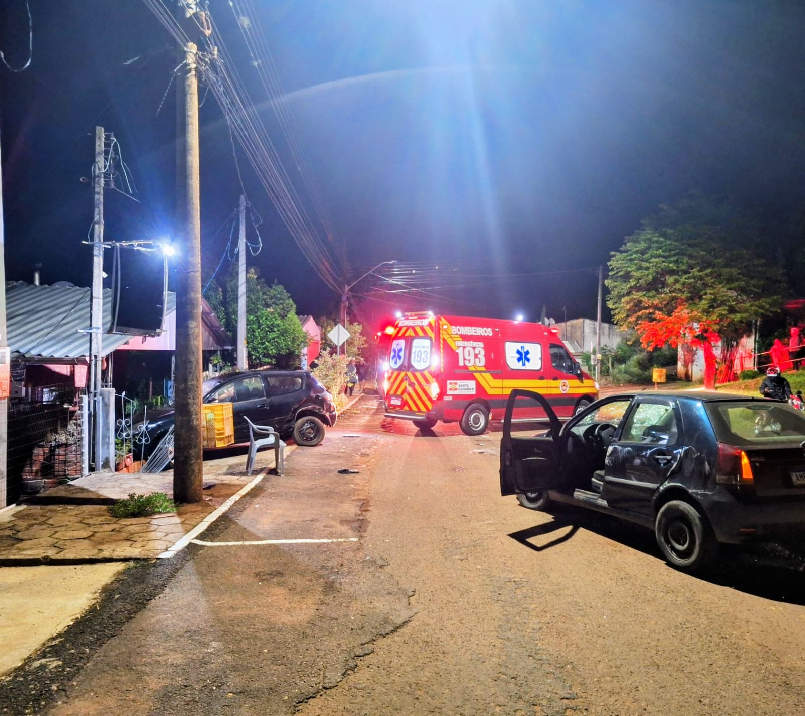 Homem admite consumo de álcool, bate em carro estacionado e capota veículo