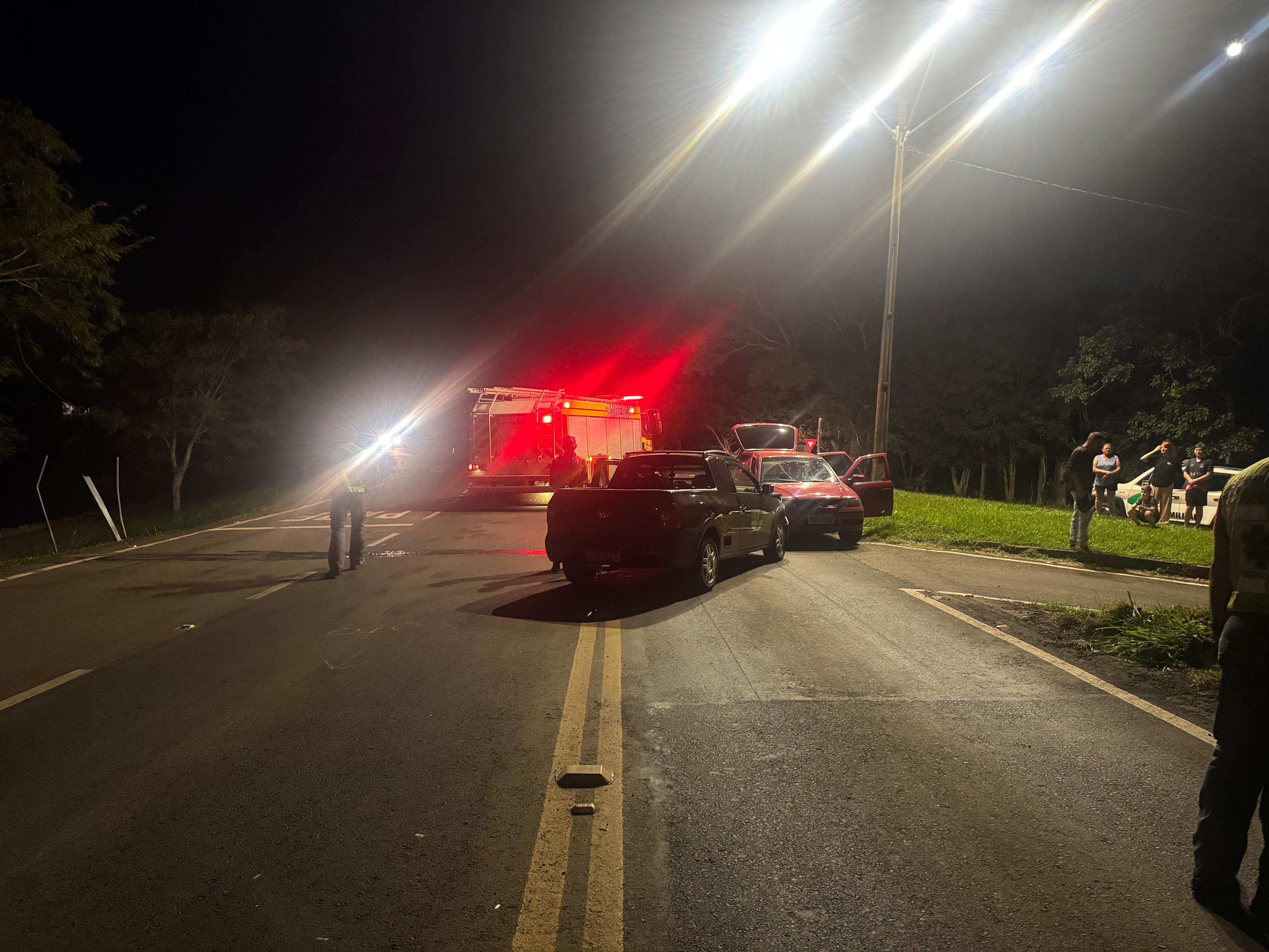 Batida entre dois veículos na SC-161 em Anchieta envolve cinco pessoas
