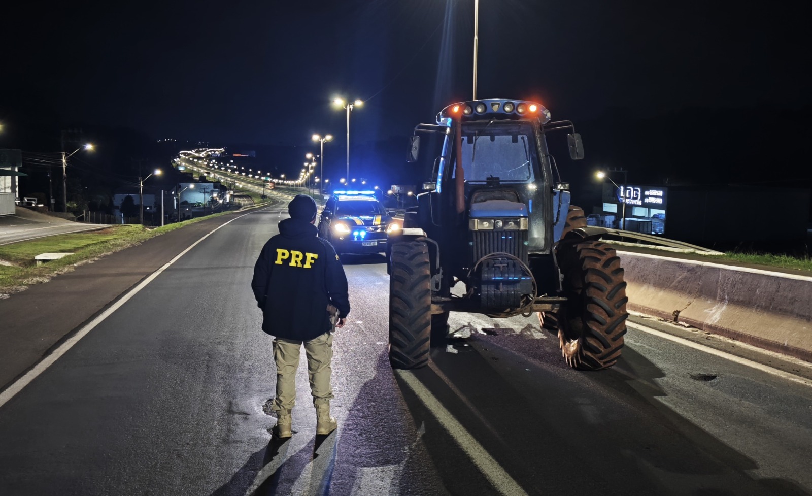 PRF recupera trator furtado na BR-480 após viagem de dois dias rumo ao Paraguai