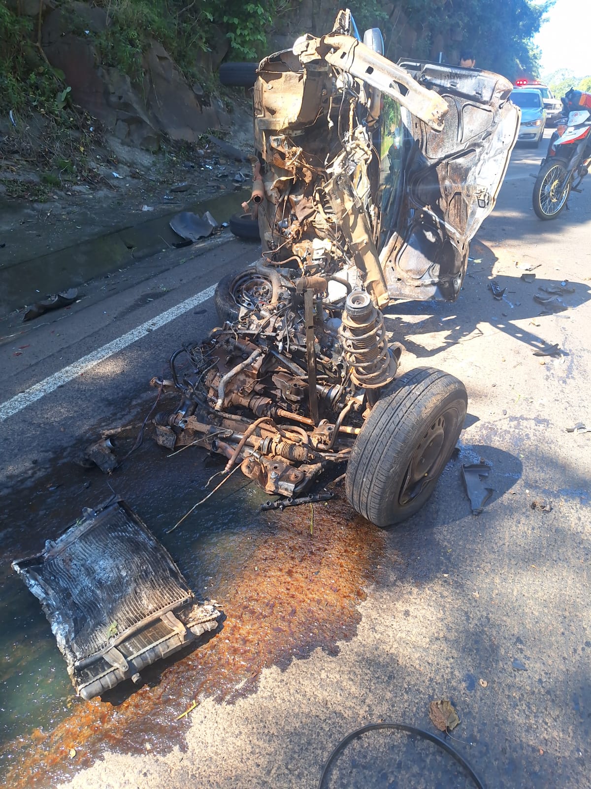 Uma pequena distração ao volante resultou em um acidente com capotamento na rodovia SC-157, em Cordilheira Alta