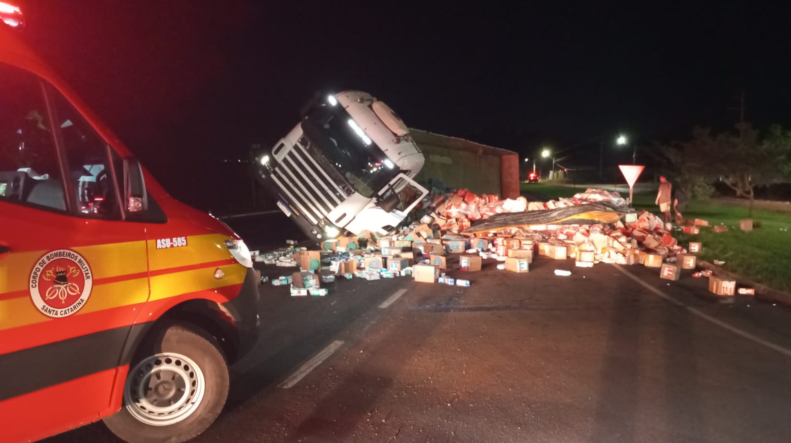 Carreta carregada com leite tomba na BR-282 em Nova Erechim